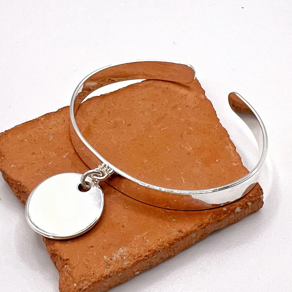 demi_jonc_medaille_0.webp Musardise Demi Jonc Medaille< Bracelets
